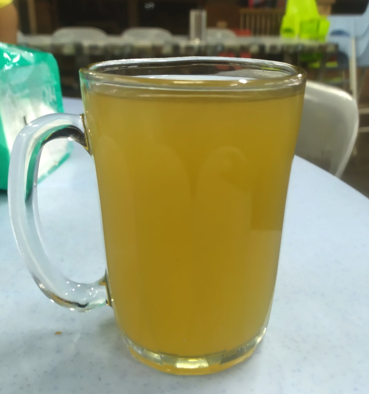 Világos gyömbéres tea üvegpohárban