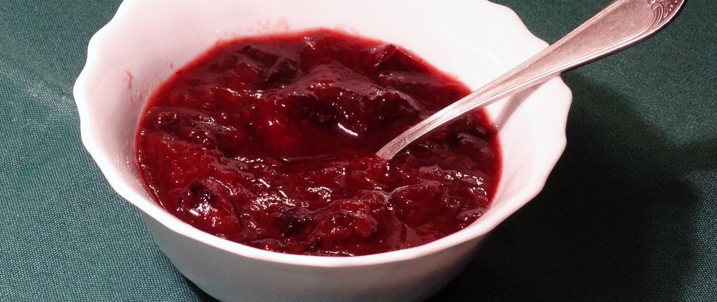 Sűrű szilvalekvár fehér tálkában, kanállal