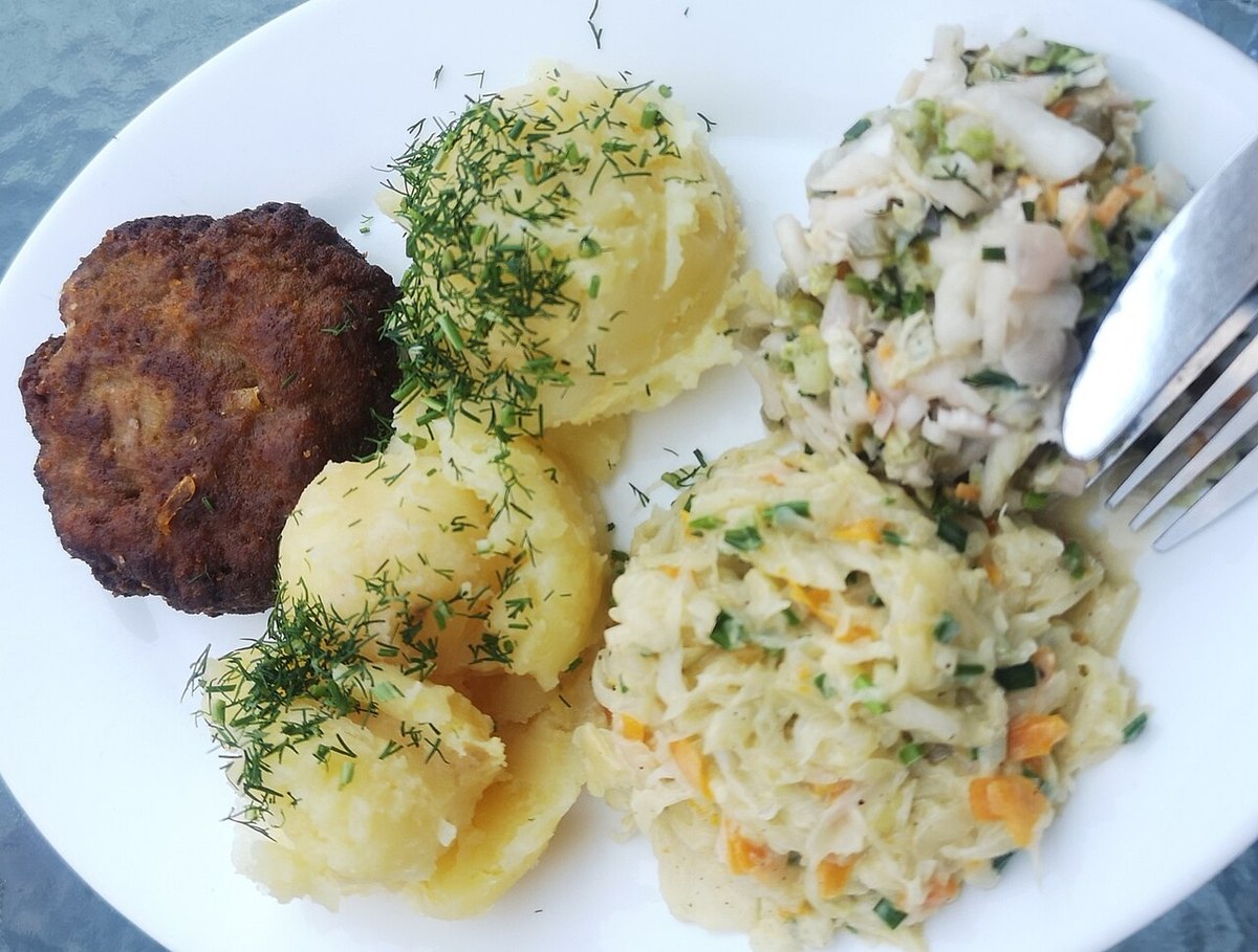 Marhafasírt zöldfűszeres főtt burgonyával és káposztasalátával, tányéron