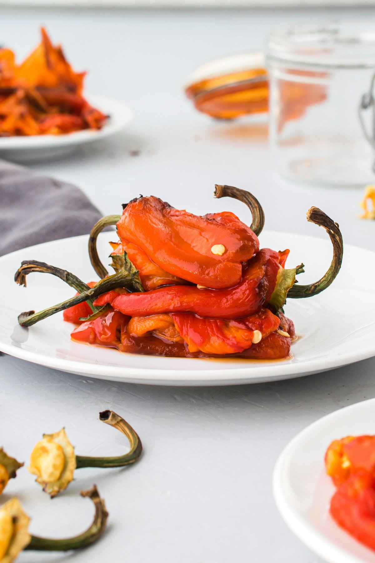 Pácolt sült paprika csíkok fokhagymával tányéron