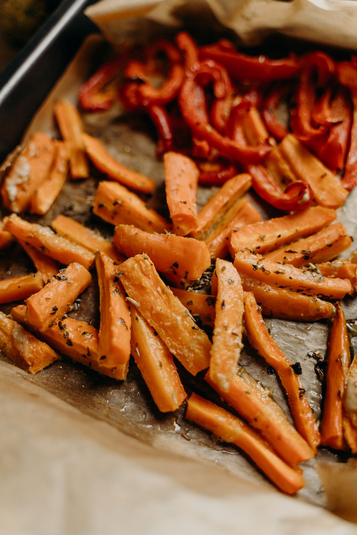 Tepsiben sült színes zöldségek: répa, édesburgonya, kaliforniai paprika