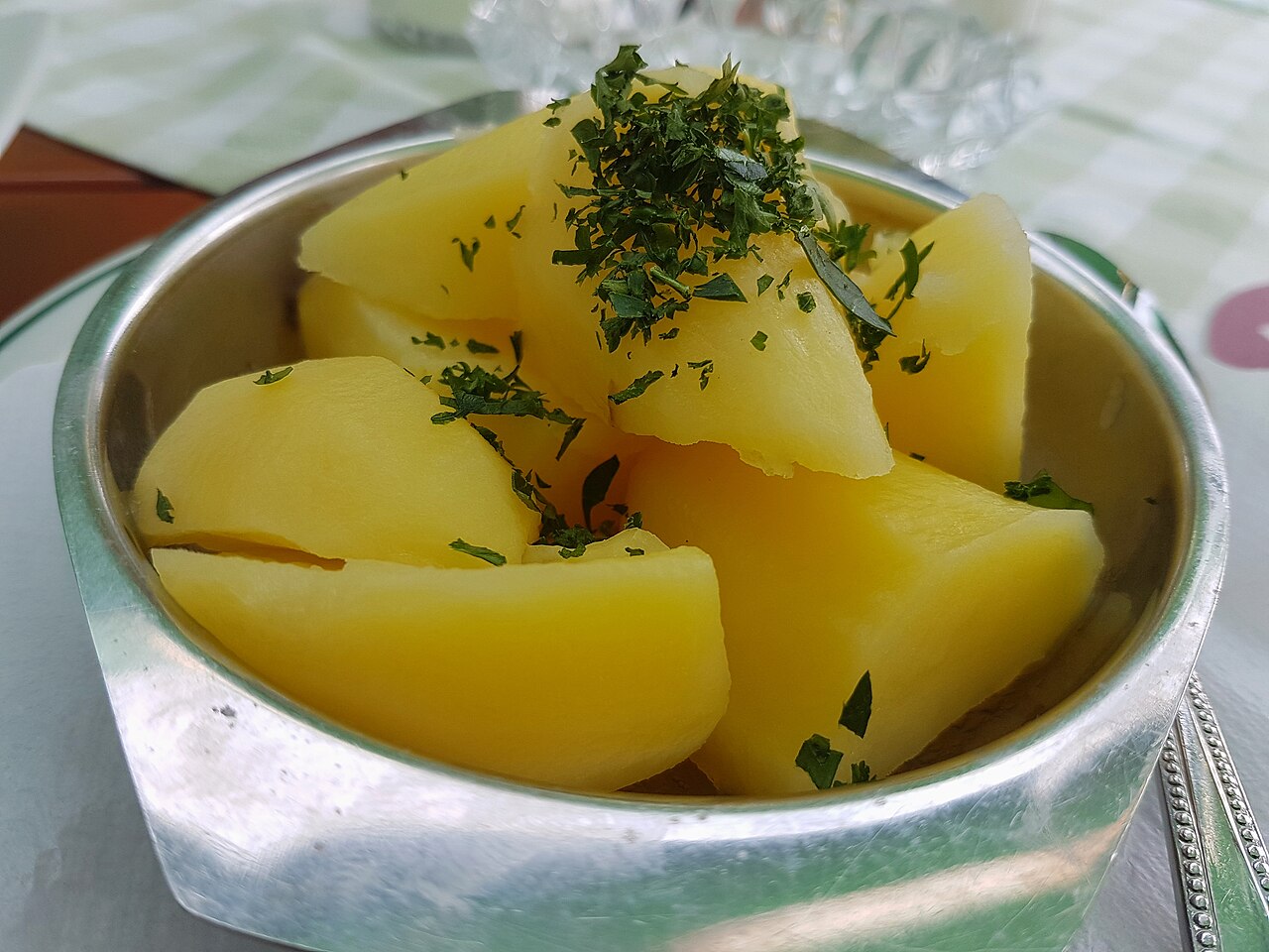 Petrezselymes főtt burgonya tálban, friss zöldpetrezselyemmel megszórva