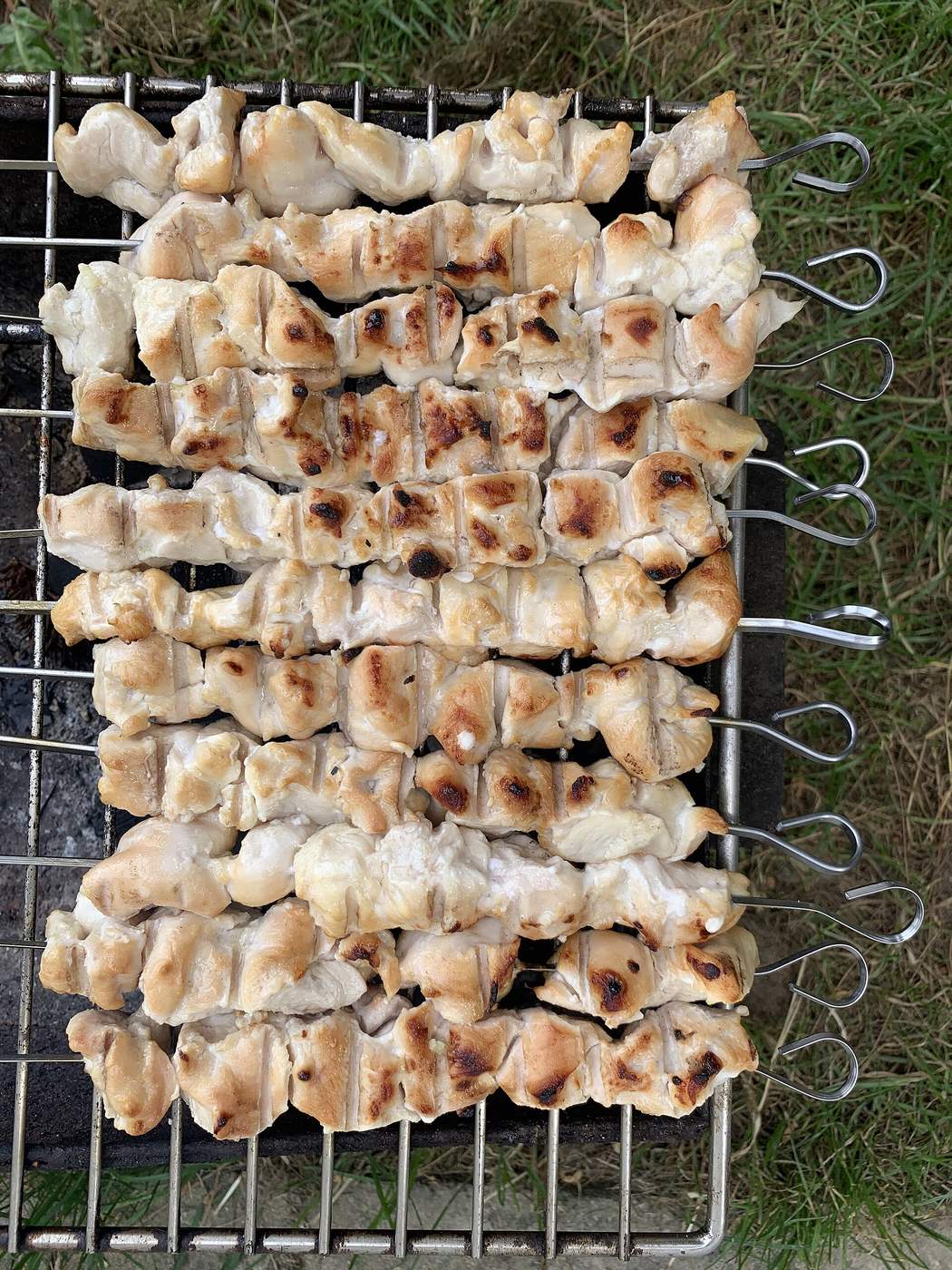 Grillezett, pácolt csirkemellnyársak rácson, aranybarnára sülve