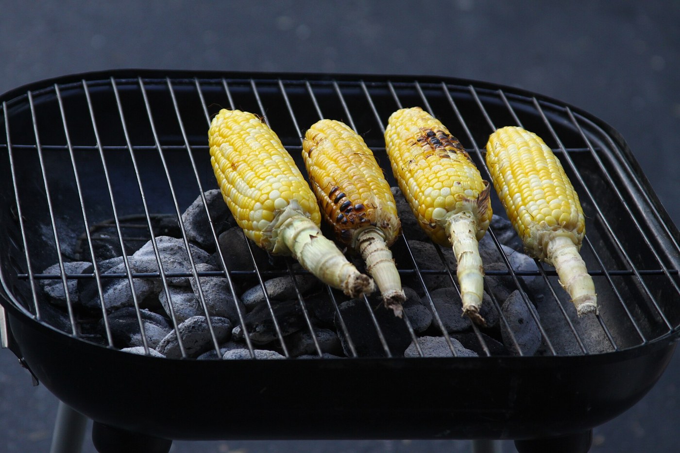 Négy csöves kukorica grillrácson, faszén fölött sülve