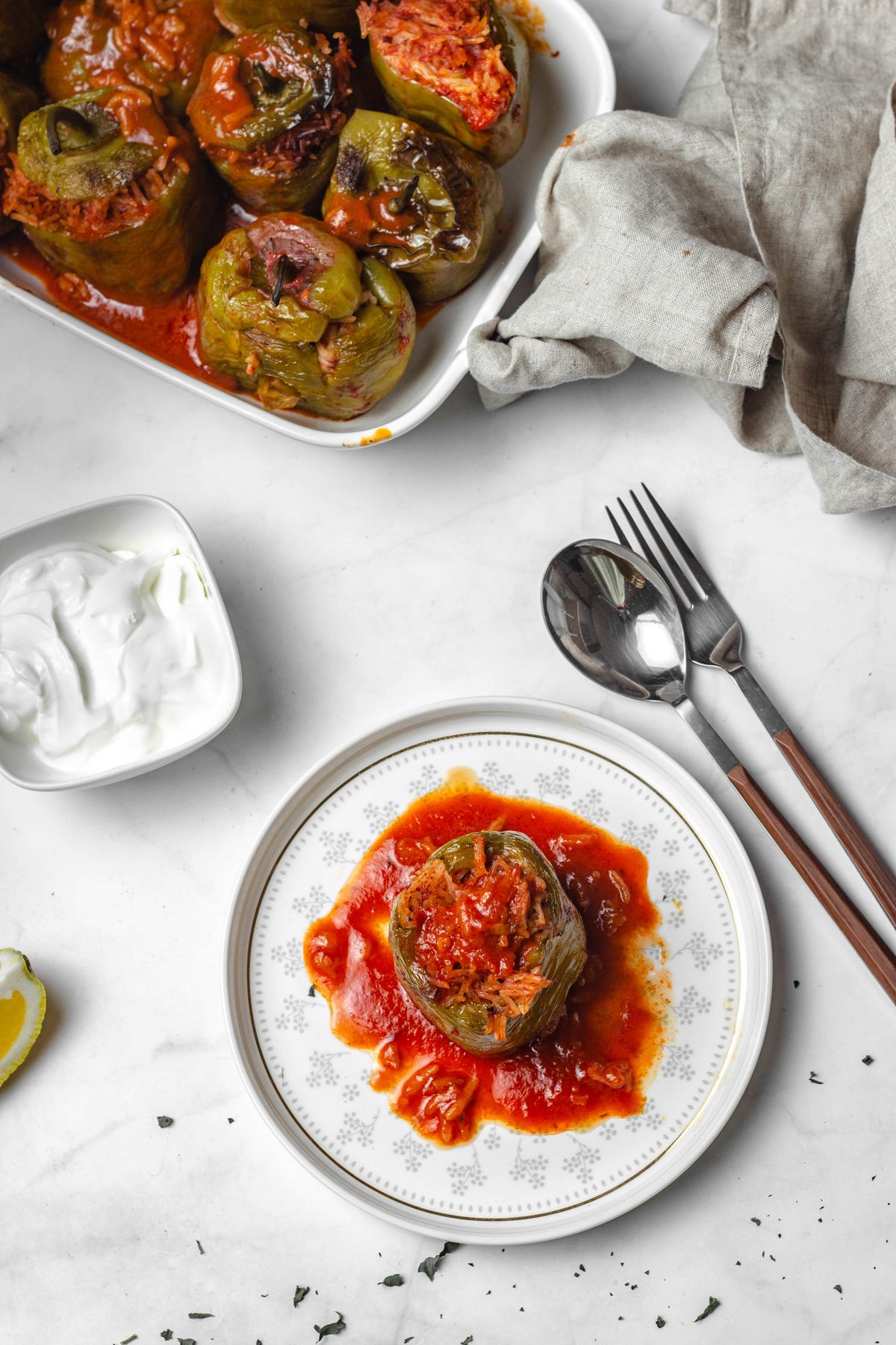 Töltött paprika paradicsomszószban, tejföllel, hőálló tálban