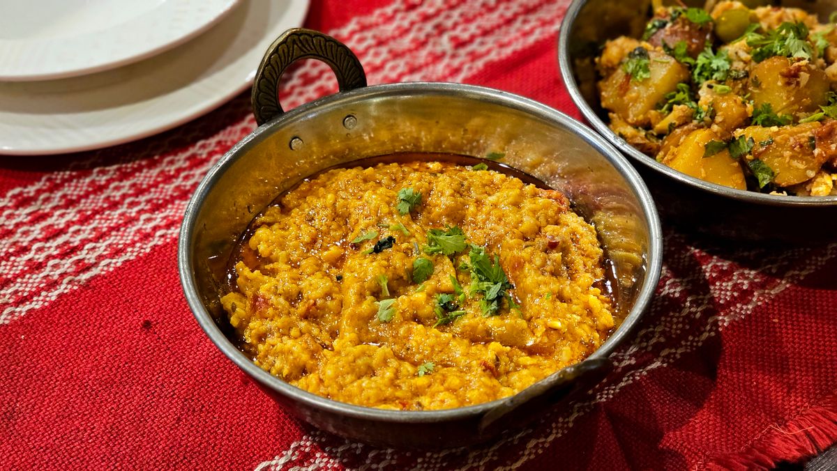 Vörös lencse curry friss korianderrel, tálban