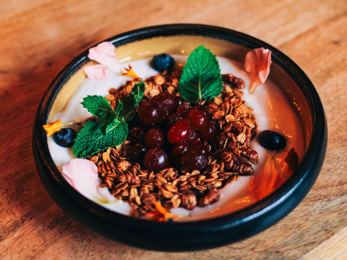 Görög joghurt cseresznyével, zabpehellyel és dióval, tálban