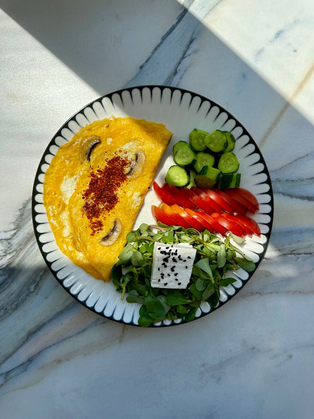 Zöldséges omlett gombával, friss zöldségekkel körítve, tányéron