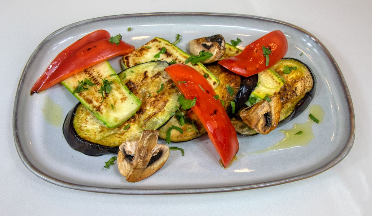 Grillezett cukkini, padlizsán és kaliforniai paprika tányéron