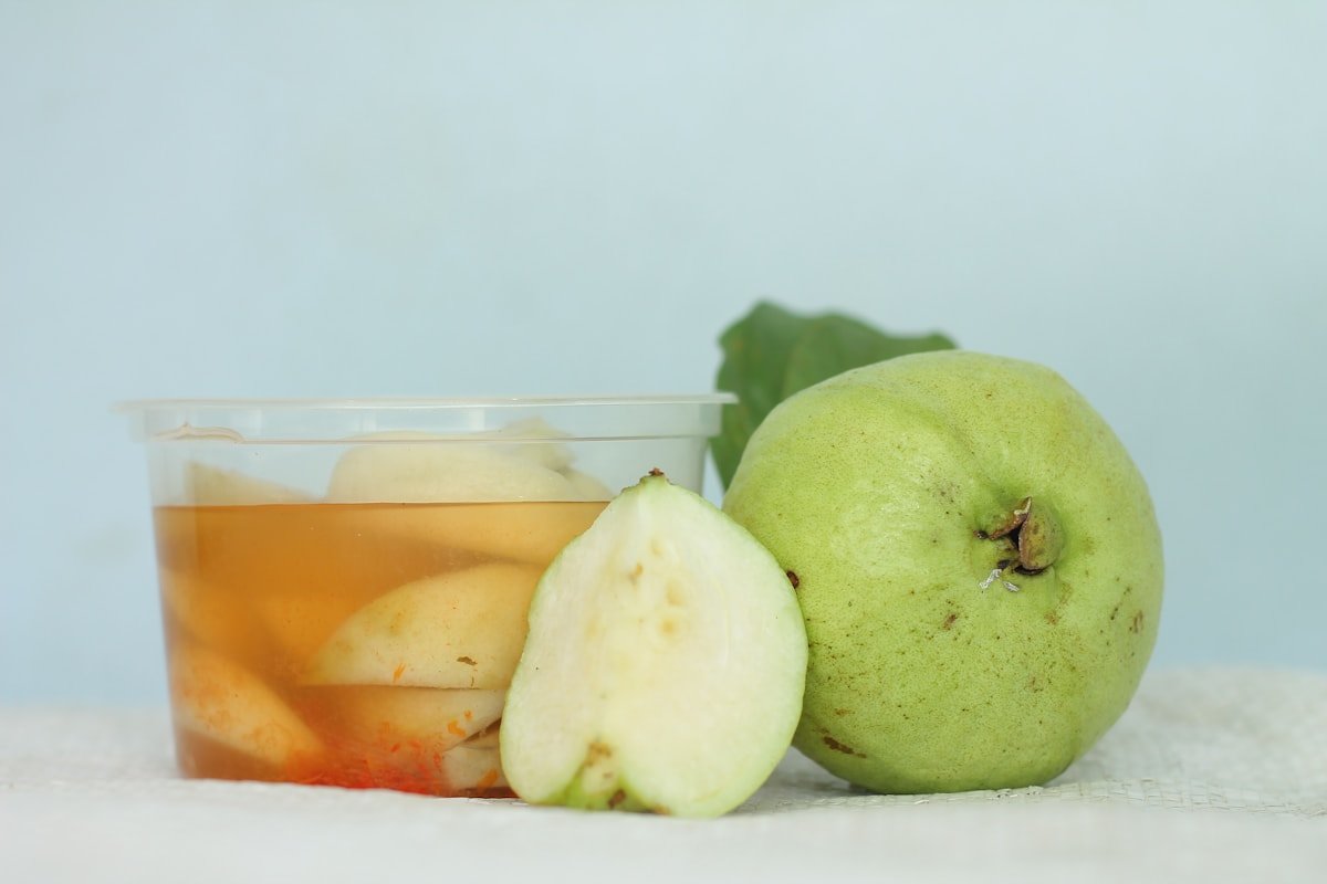 Szeletelt birsalma vágódeszkán, kompót-előkészítés közben