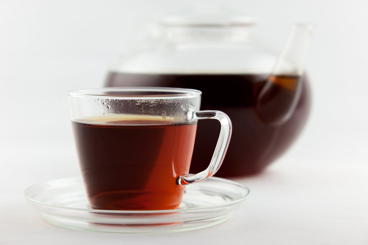 Vörösesbarna rooibos tea üvegcsészében