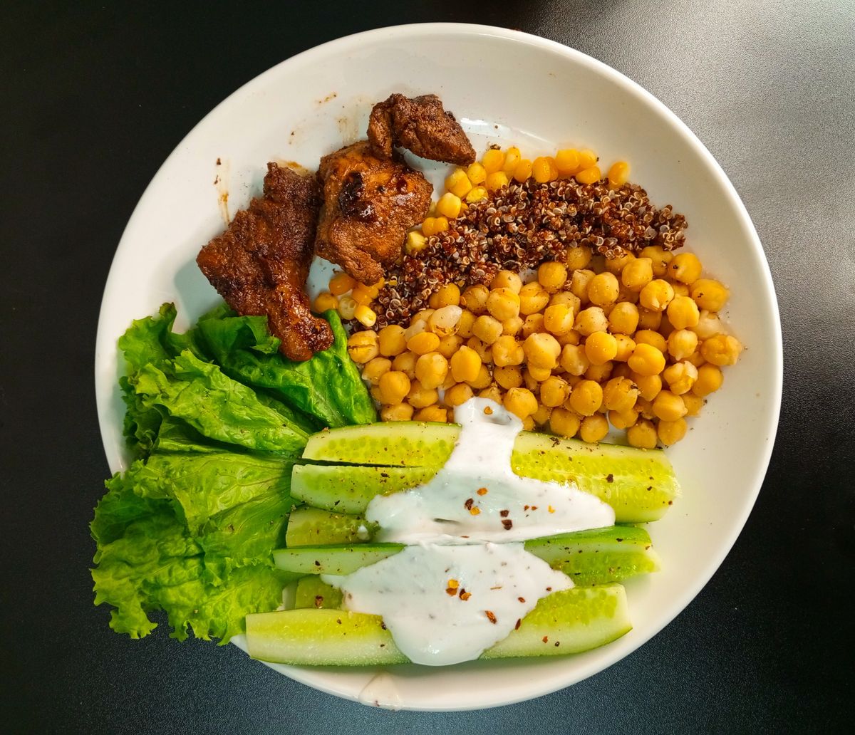 Quinoa-csicseri tál zöldségekkel és joghurtos öntettel